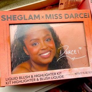 MRS DARCEI BLUSH AND HIGHLIGHTER